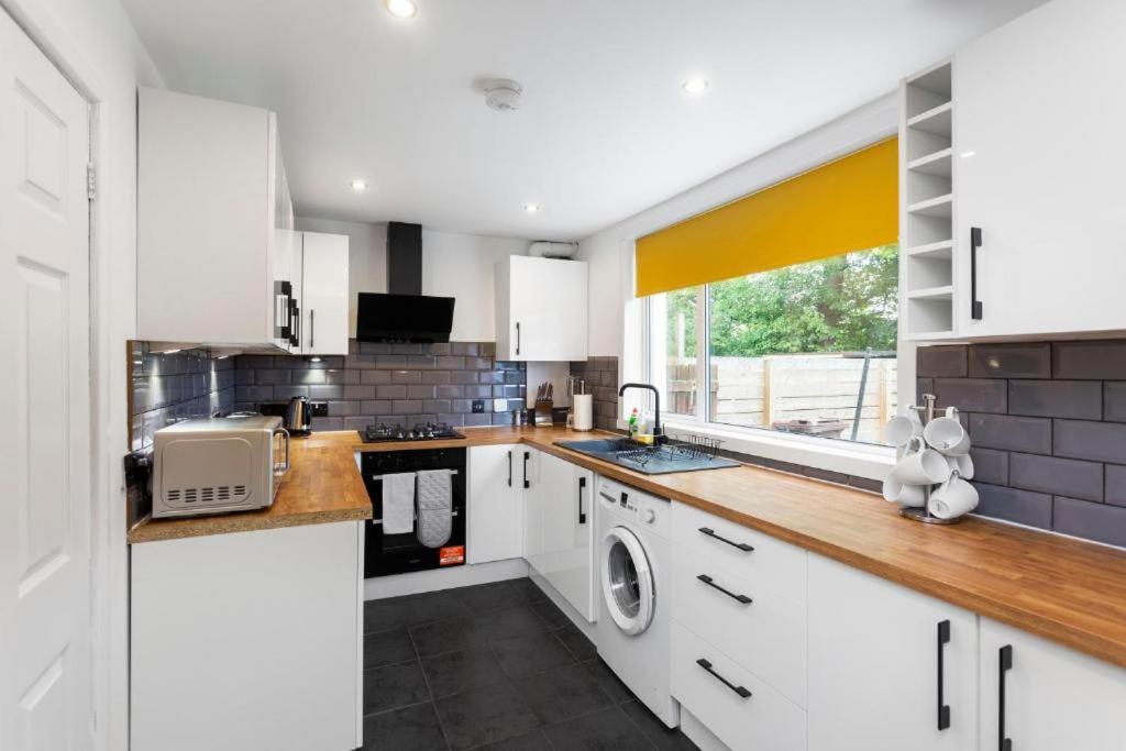 Stylish 3 Bed Edinburgh Abode-Parking And Garden Apartment Exterior photo