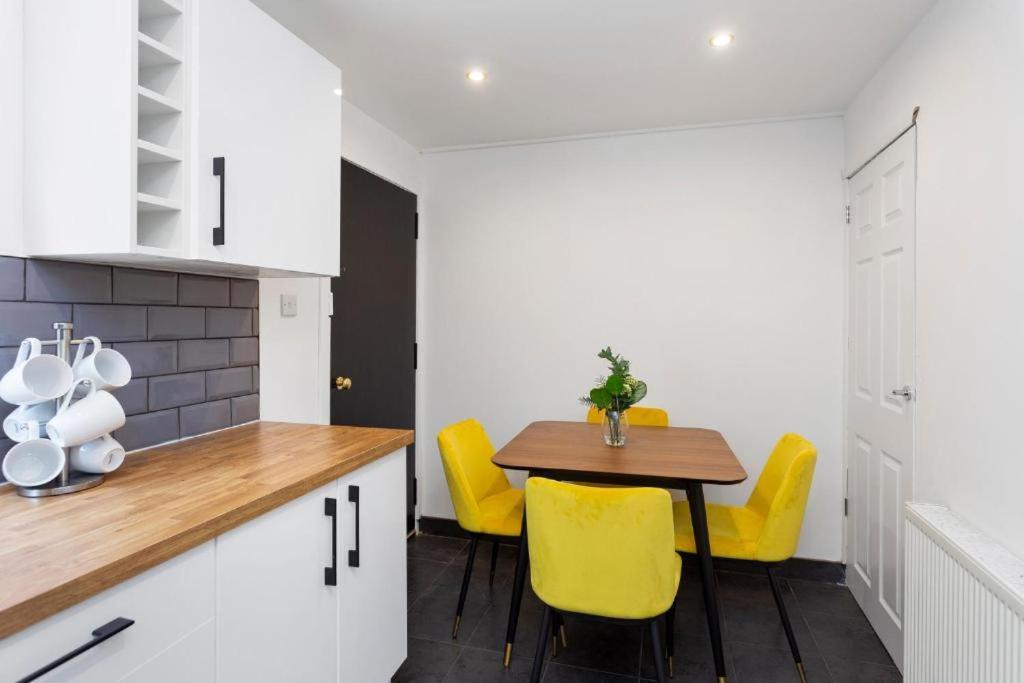 Stylish 3 Bed Edinburgh Abode-Parking And Garden Apartment Exterior photo